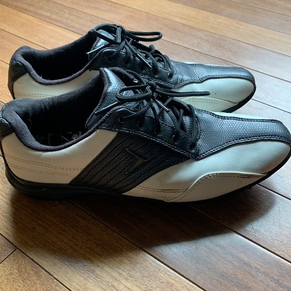 Youth Callaway golf cleats, size 5.5 - Picture 2 of 5